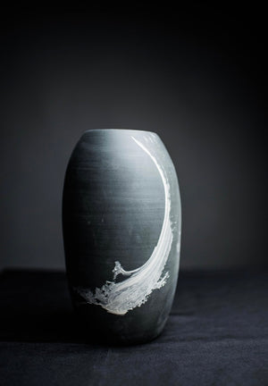 Black vase - Quin Cheung