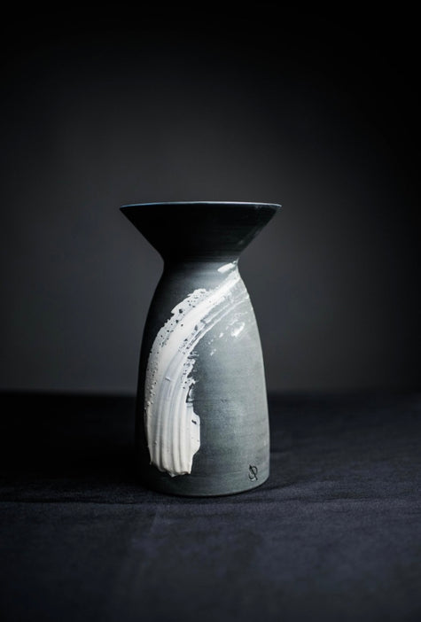 Black vase - Quin Cheung