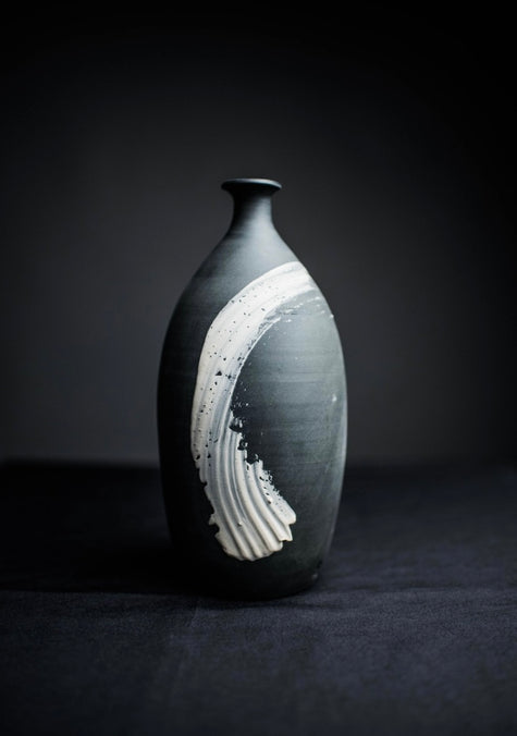 Black vase - Quin Cheung